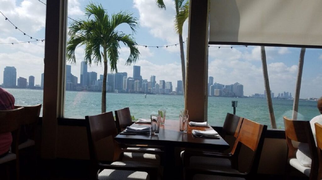 restaurant en miami con vista al mar