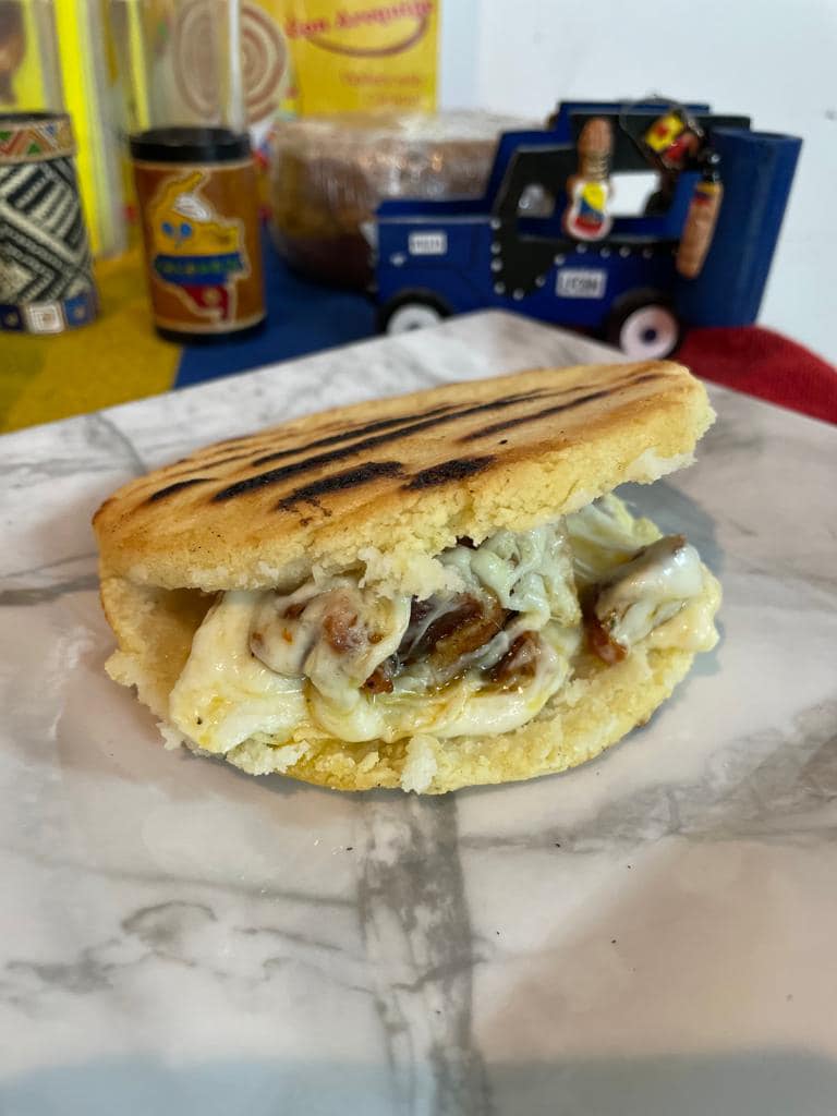 Arepa redonda de maíz colombiana, un clásico del desayuno en restaurante de Puerto Rico.
