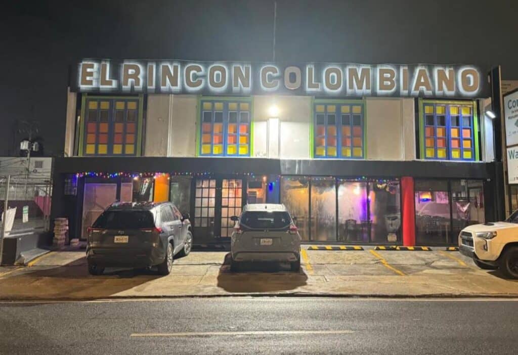Entrada principal de la joya de la gastronomía colombiana El Rincón de la Plaza, San Juan, PR.