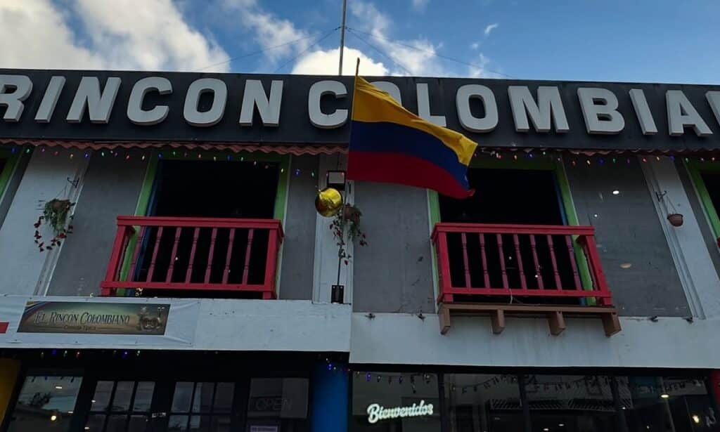 Restaurante de gastronomía colombiana El Rincón de la Plaza en 205 Calle Roberts, San Juan, PR.