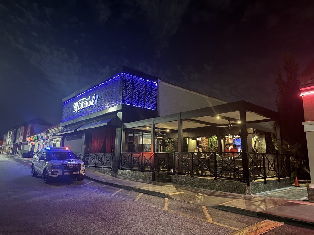 Fachada del Café 34 Istanbul en International Drive, Orlando, iluminada de noche. Es un restaurante turco que sirve aperitivos mezze y sopas calientes 24 horas.