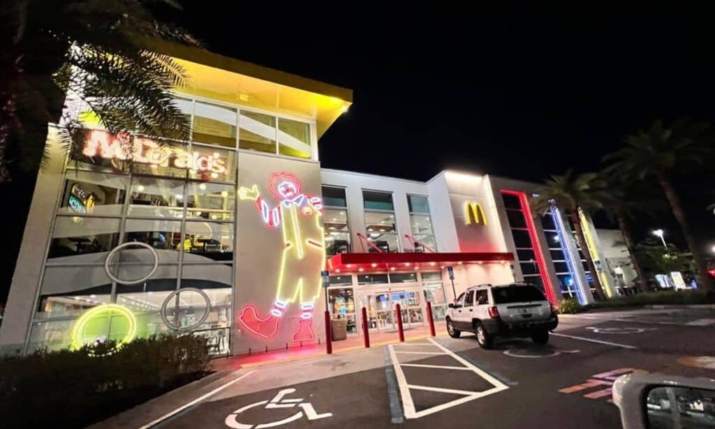 Fachada nocturna e iluminada del McDonald's más grande del mundo (Epic McDonald's) en International Drive, Orlando. Es un restaurante 24 horas con arcades y menú exclusivo.