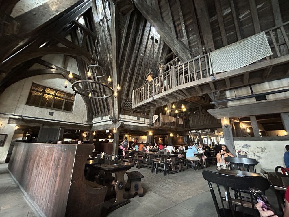 Interior del restaurante Three Broomsticks en el Mundo Mágico de Harry Potter.