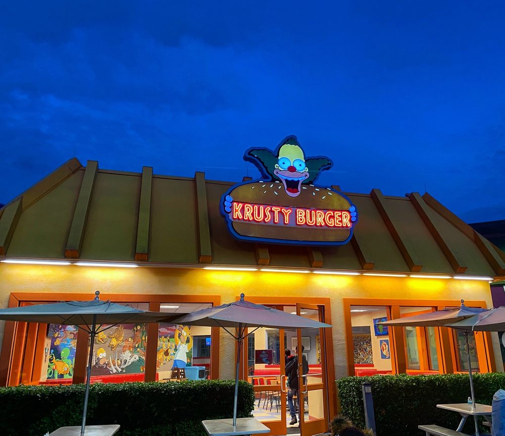 “Fachada de Krusty Burger en Universal Studios Orlando, restaurante temático de Los Simpson famoso por sus hamburguesas.”