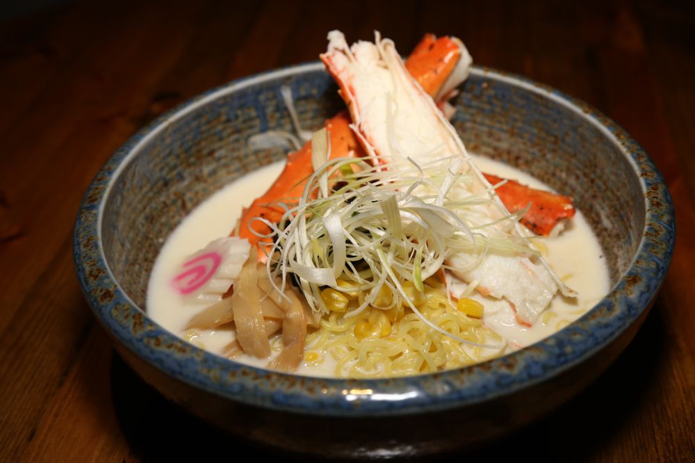 Plato de ramen auténtico acompañado de sushi variado en EE.UU.