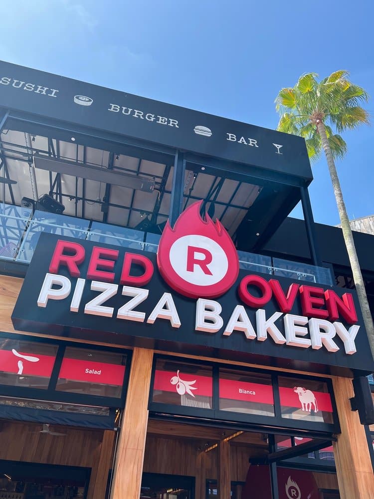 “Fachada de Red Oven Pizza Bakery — pizzas hechas a mano y horneadas en horno de piedra en Universal CityWalk.”