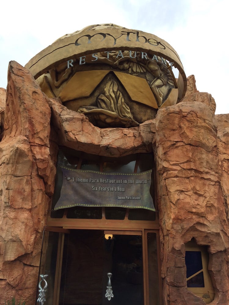 Fachada de cueva del Restaurante Mythos con cascadas en Islands of Adventure, Universal Orlando.