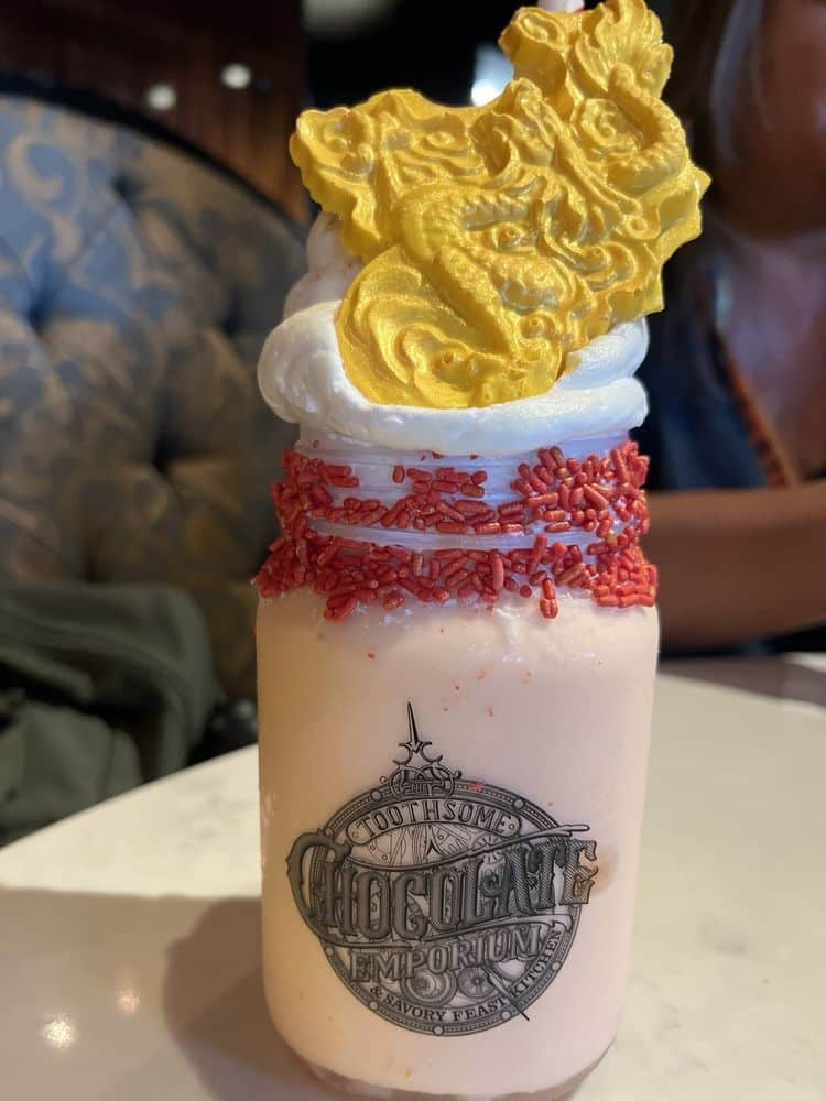 Batido de chocolate extravagante y cubierto con crema batida, galletas y dulces en The Toothsome Chocolate Emporium en Universal CityWalk.