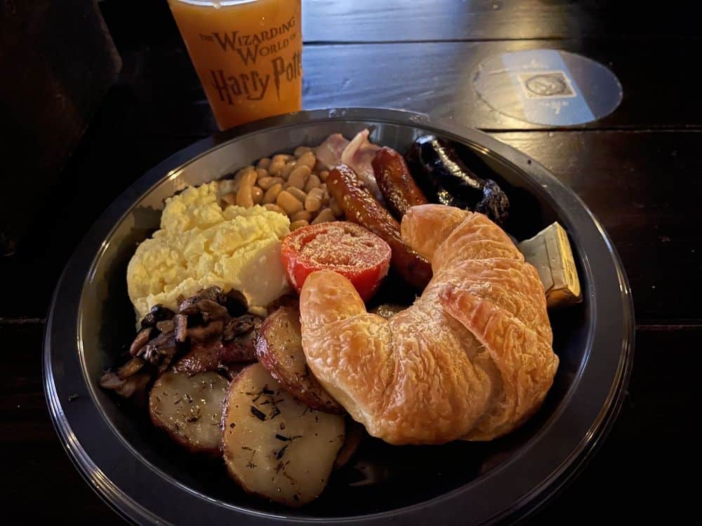 Plato de Traditional English Breakfast del restaurante The Leaky Cauldron en el Mundo Mágico de Harry Potter.