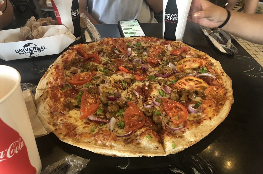 Pizza Supreme con una variedad de toppings en el restaurante Louie's Italian Restaurant de Universal Studios.