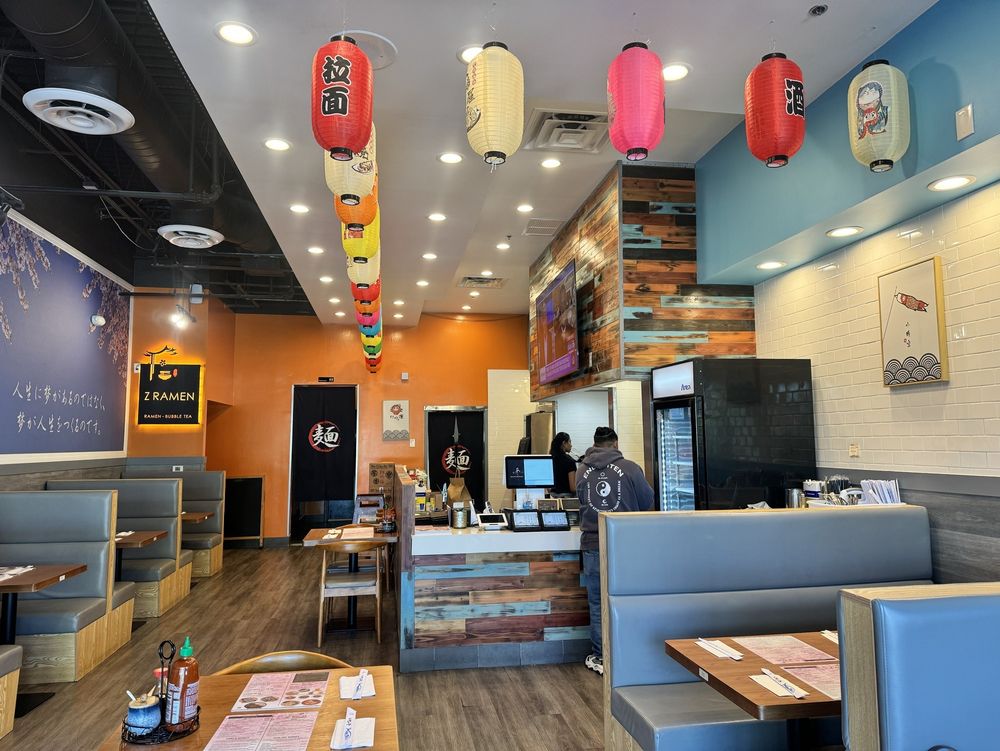 Interior de restaurante especializado en ramen y sushi auténtico