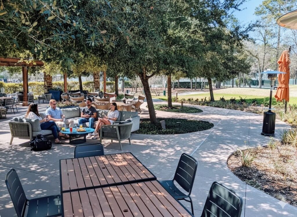 Back Table Kitchen & Bar – Restaurante con terraza al aire libre en The Woodlands TX, con vistas al campo de golf y ambiente relajado.