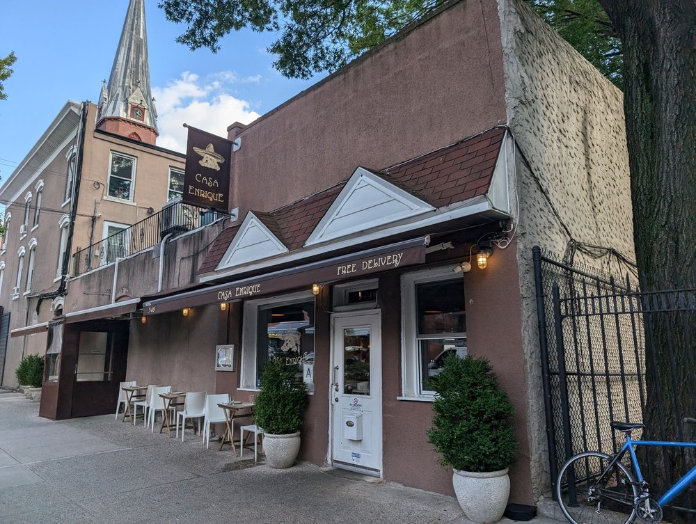 Fachada del restaurant hispano Casa Enrique, Long Island City, el MICHELIN más barato de Nueva York.