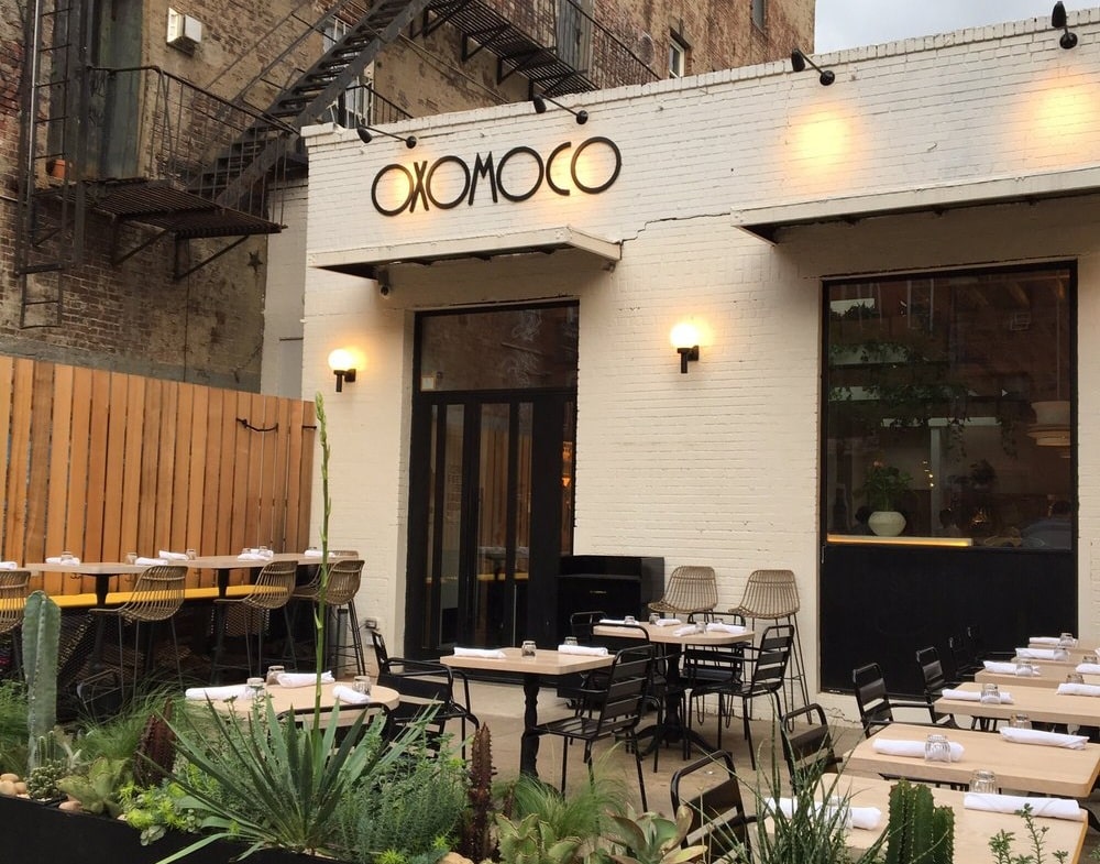 Fachada moderna del restaurant hispano Oxomoco, Brooklyn, con Estrella MICHELIN y cocina a la leña.