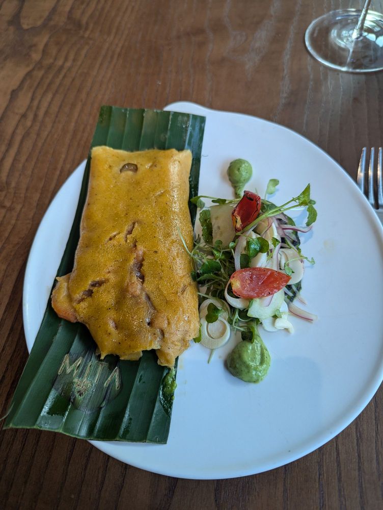 Hallaca venezolana plant-based de Mita Washington D.C., restaurant hispano con Estrella MICHELIN.