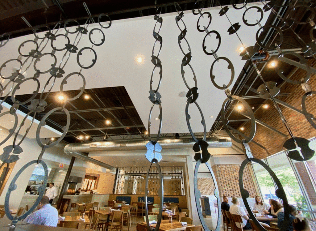 Interior de Local Table en The Woodlands TX mostrando ambiente familiar y acogedor, ideal para almuerzos, cenas y brunch con amigos o familia.