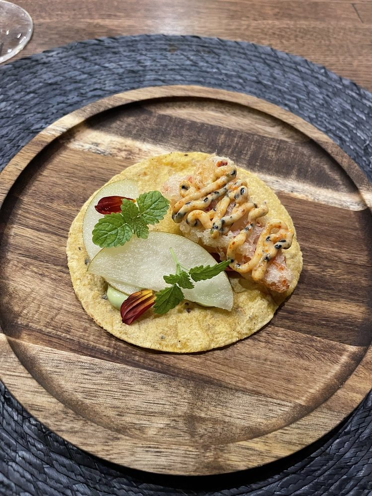 Taco gourmet deconstruido del restaurant hispano Cariño Chicago, con Estrella MICHELIN.